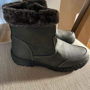 Khombu Addison All Weather Boots size 7